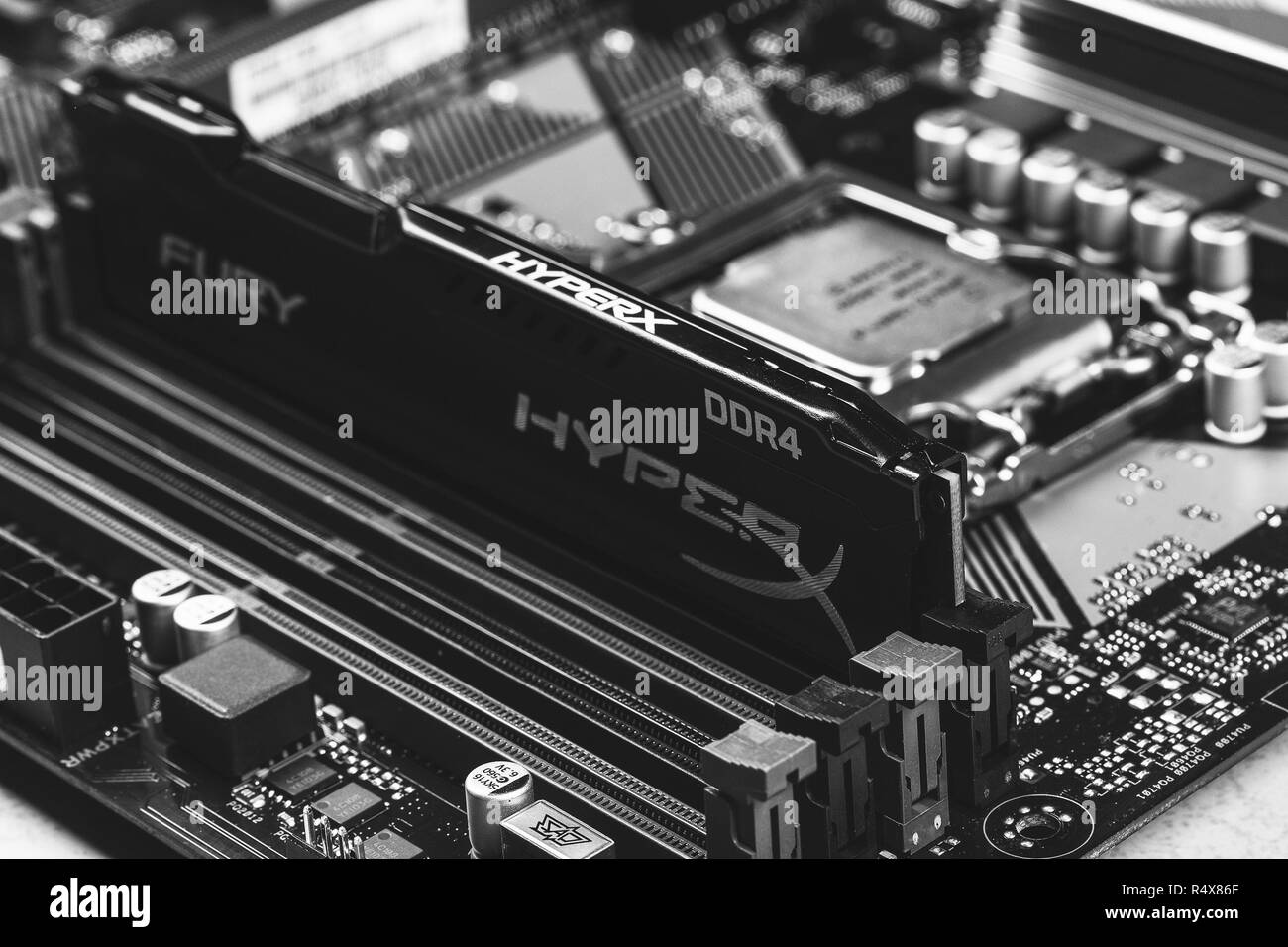 Maykop, Russia - 9 Novembre 2018: nero DDR DIMM 4 16 Gb Kingston HyperX Fury memoria modulo di RAM nello slot sulla scheda madre Asus closeup, un nero Foto Stock