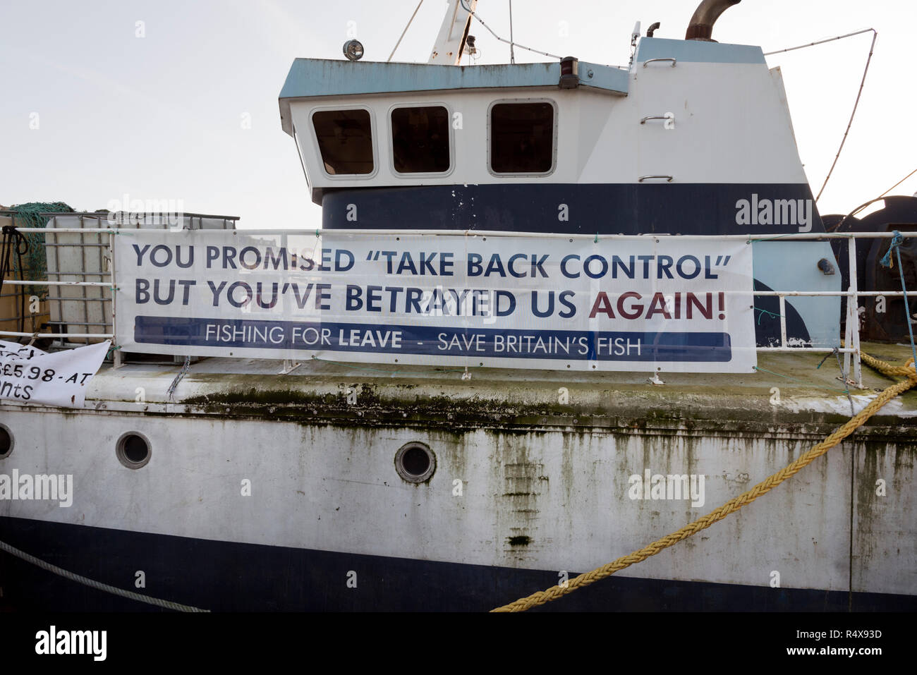 Regno Unito Peschereccio con Brexit banner visualizzato, Brixham Harbour, REGNO UNITO Foto Stock