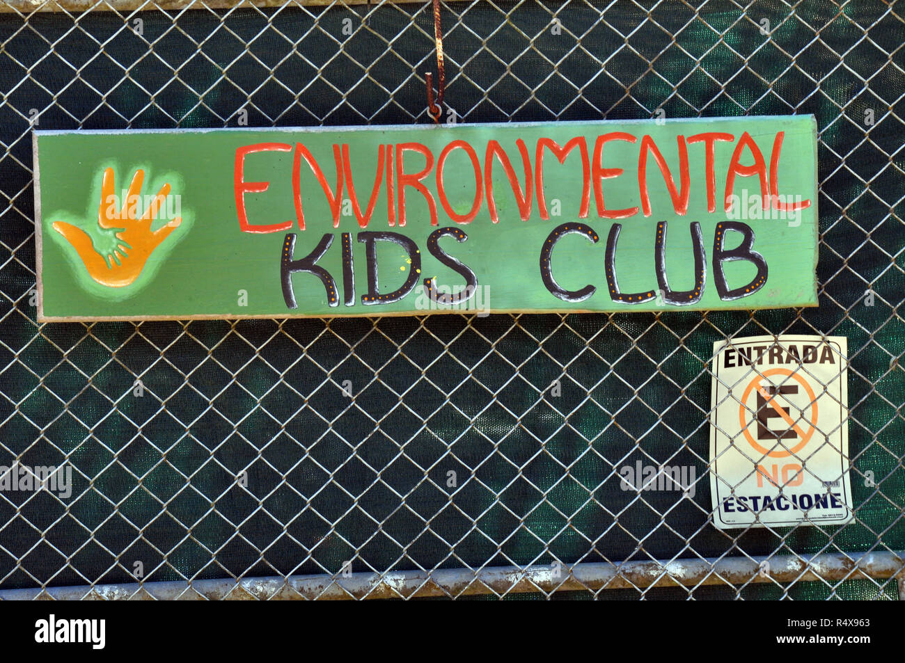 Il verde e il rosso "Ambientali Kid's Club' firmare Foto Stock