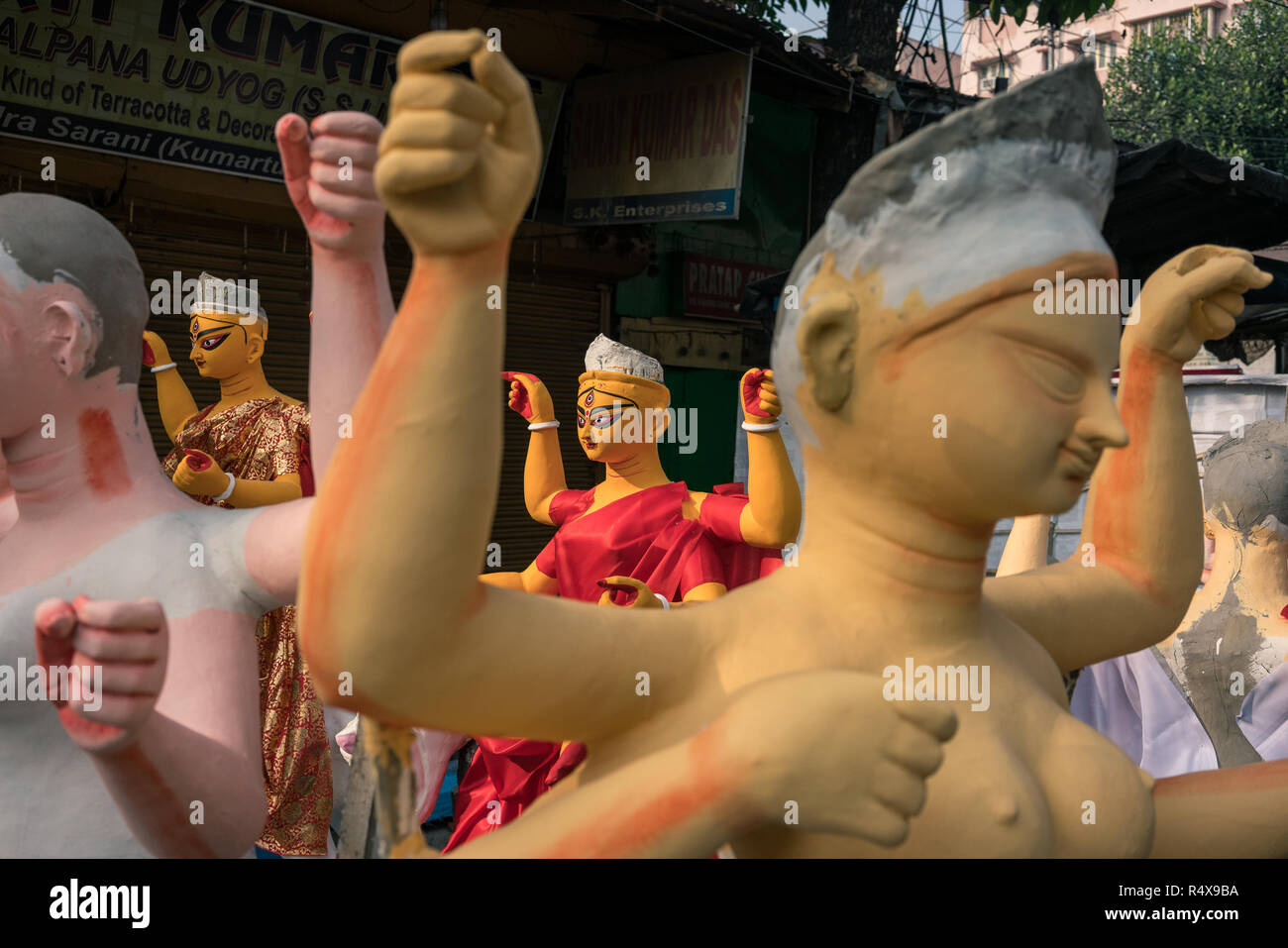 Immagini di arte trovati nelle attività quotidiane della vita mentre si cammina per il quartiere corsie di Calcutta, in India. Foto Stock