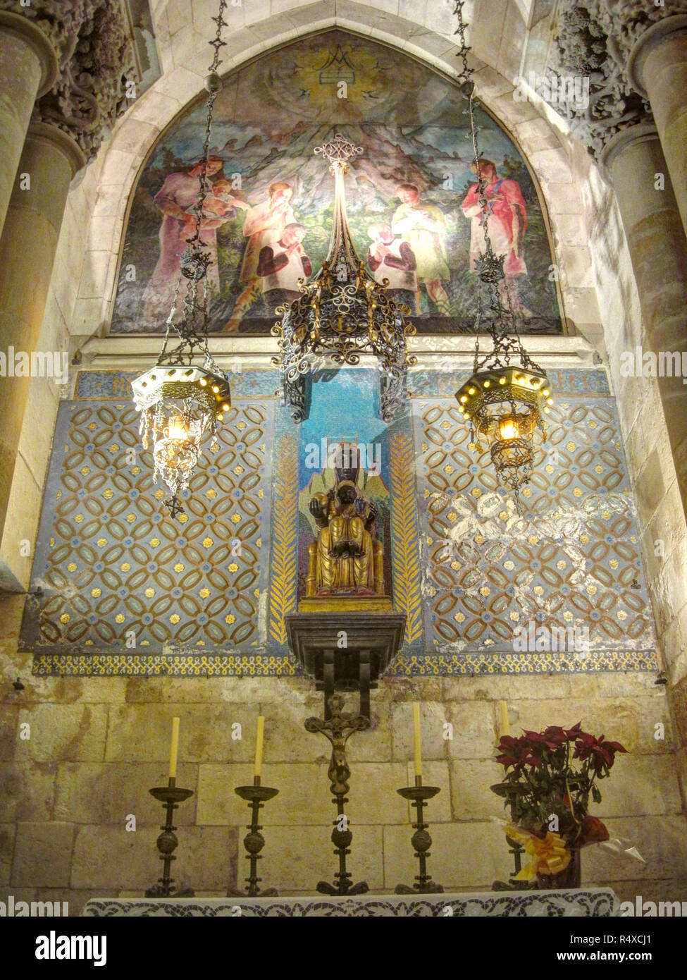 L'altare destro con due candelieri e alcuni affreschi per la Sagrada  Familia cripta inferiore, Barcellona, Spagna Foto stock - Alamy