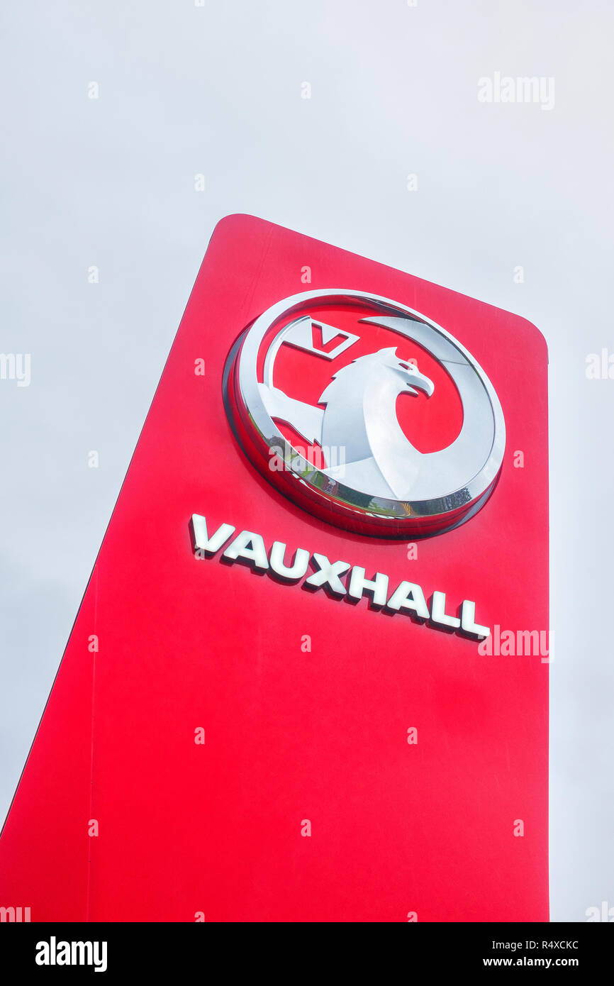 Vauxhall esterno concessionaria auto segno o logo sul piazzale antistante, isolata contro il cielo blu UK Foto Stock
