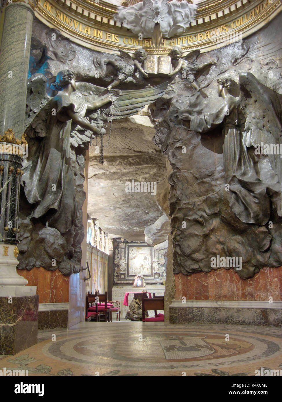 L'ingresso alla grotta di Sant Ignazio di Loyola, con marmo bianco basso rilievo nella Basilica Collegiata di Santa Maria in Manresa, Catalogna, Spagna Foto Stock