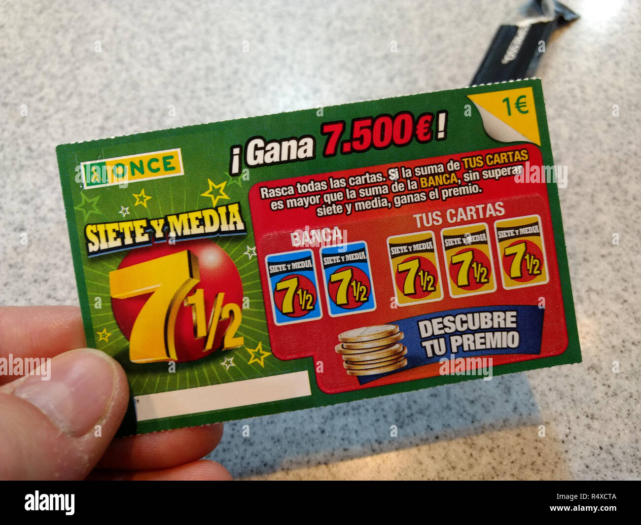 A 1 euro scratcher Siete y Media (Sette e mezzo dallo spagnolo lotteria nazionale, senza graffiare ancora Foto Stock