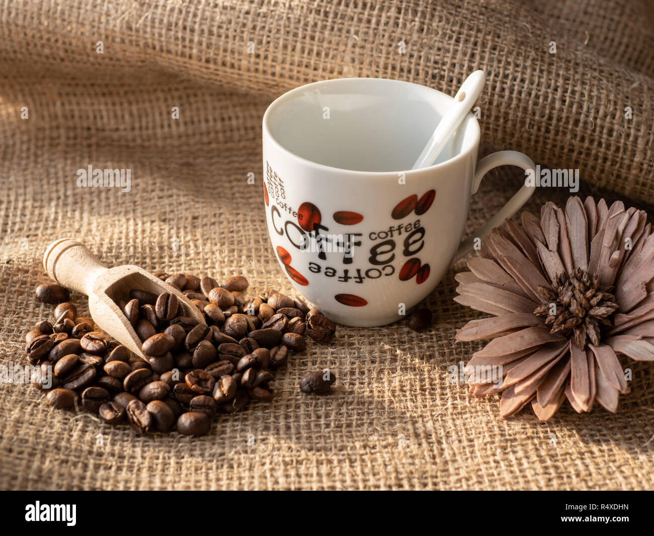 Tazza di caffè e fagioli su tela sacco Foto Stock
