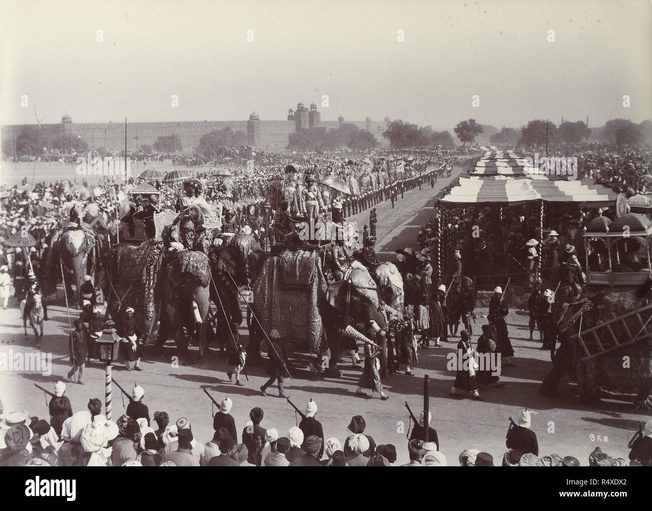 La Delhi Durbar del 1902. Una processione di governanti indiani su elefanti che arrivano al Durbar. . I governanti indiani processione in Delhi. Delhi in India. Stato entrata in Delhi, avvicinando la Jami Masjid: la processione dei governanti indiani che passa. Fotografo: Federico Bremner . Fonte: 430/79 Foto 36. Foto Stock