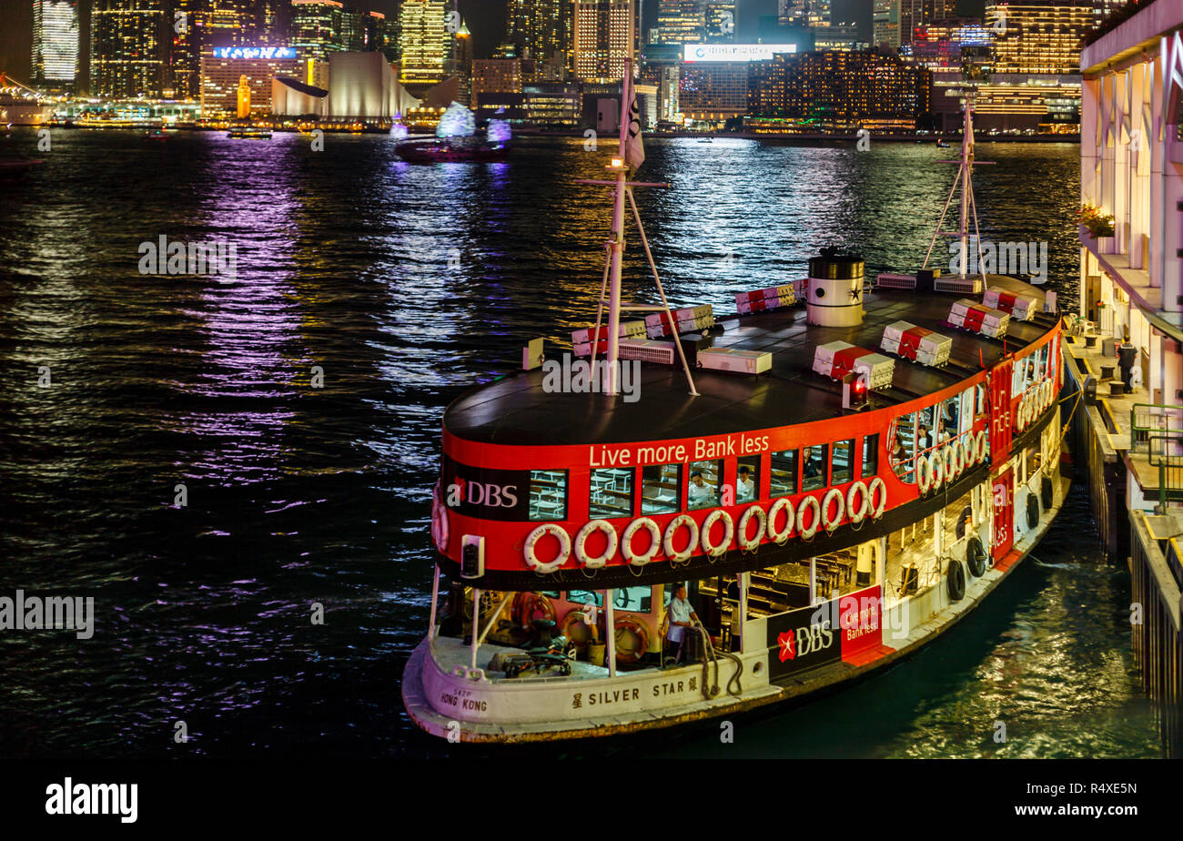 Il Kowloon ferry docking sull isola di Hong Kong Foto Stock