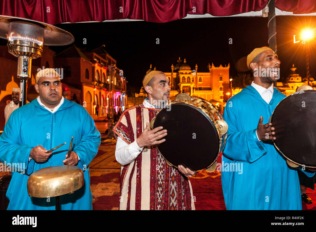 26-02-15, Marrakech, Marocco. Animazione Turistica al Chez Ali spettacolo Fantasia. Gli ospiti sono intrattenuti da canti e danze di gruppi folk, un essere Foto Stock