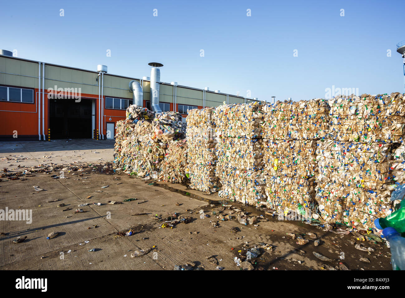 Balle di plastica presso l'impianto di trattamento dei rifiuti. Separare la procedura di garbage collection. Riciclaggio e stoccaggio di rifiuti per ulteriore smaltimento. Business per l'ordinamento di un Foto Stock