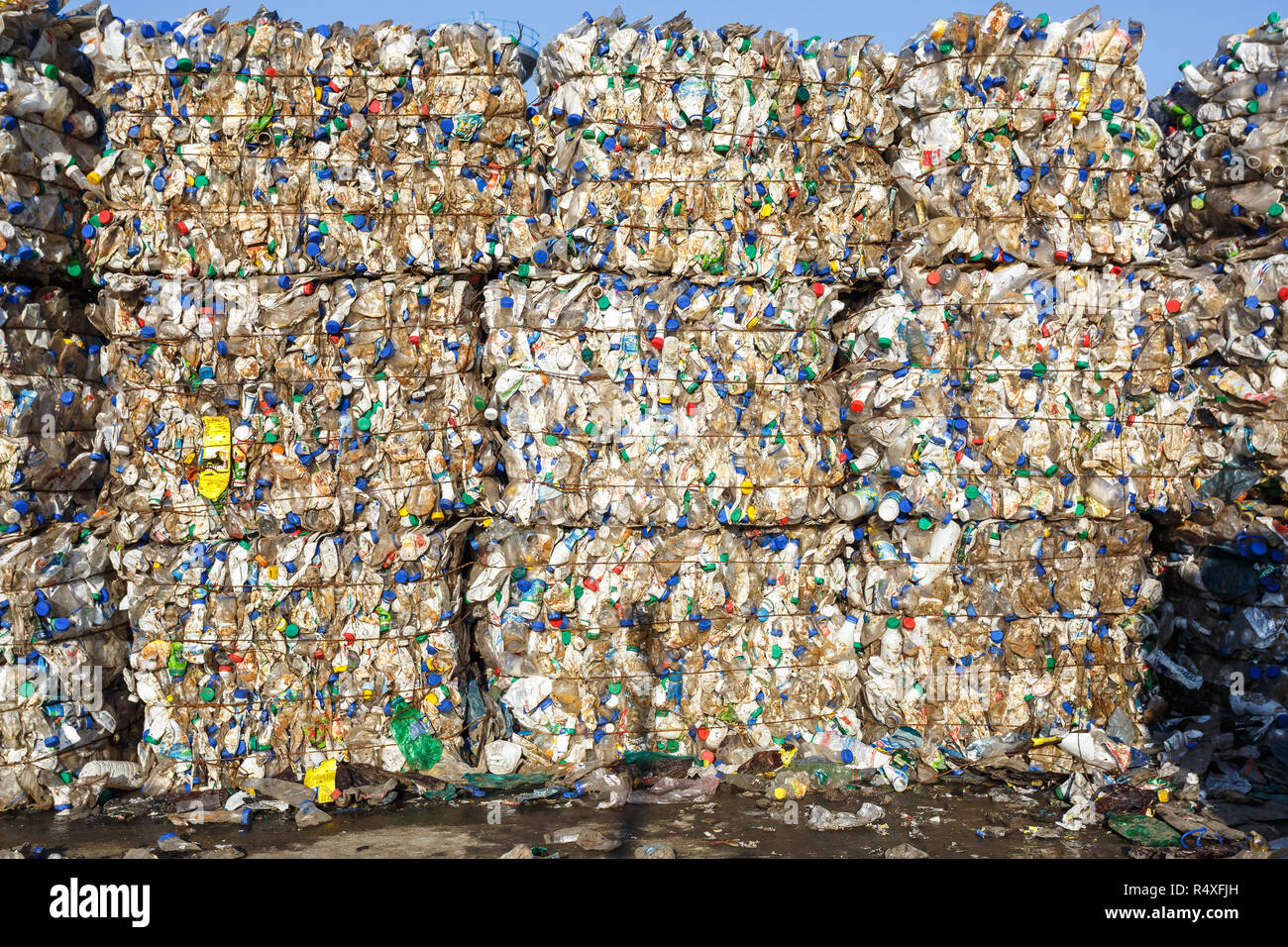 Balle di plastica presso l'impianto di trattamento dei rifiuti. Separare la procedura di garbage collection. Riciclaggio e stoccaggio di rifiuti per ulteriore smaltimento. Business per l'ordinamento di un Foto Stock