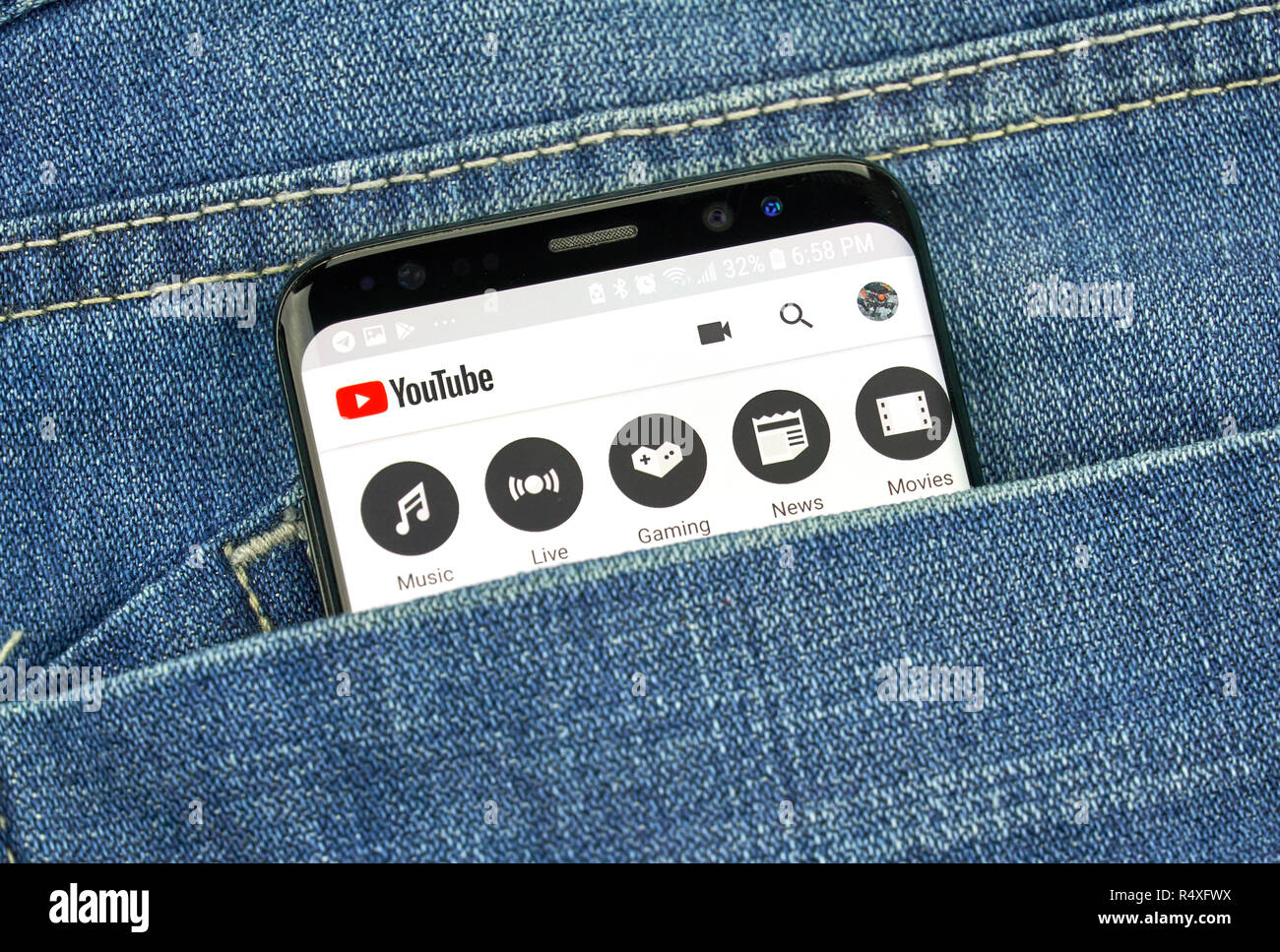 MONTREAL, Canada - 4 ottobre 2018: Google App Youtube su s8 schermo. Google è una tecnologia americana società che fornisce una varietà di internet ser Foto Stock
