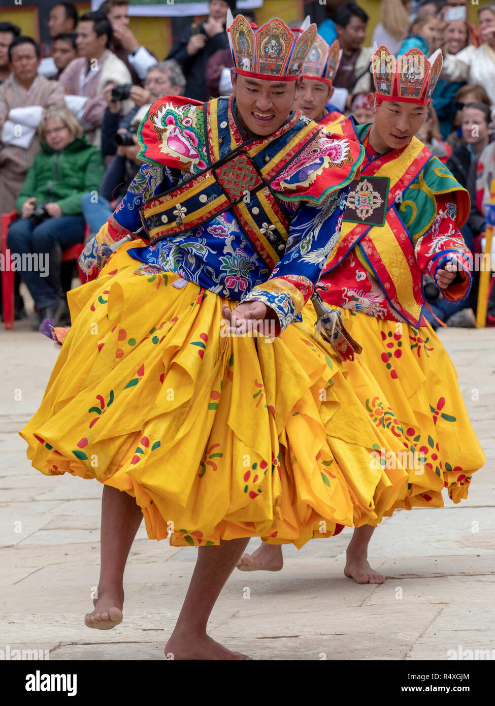 Ballerine alla gru Black-Necked Festival in Gangtey, Bhutan Foto Stock