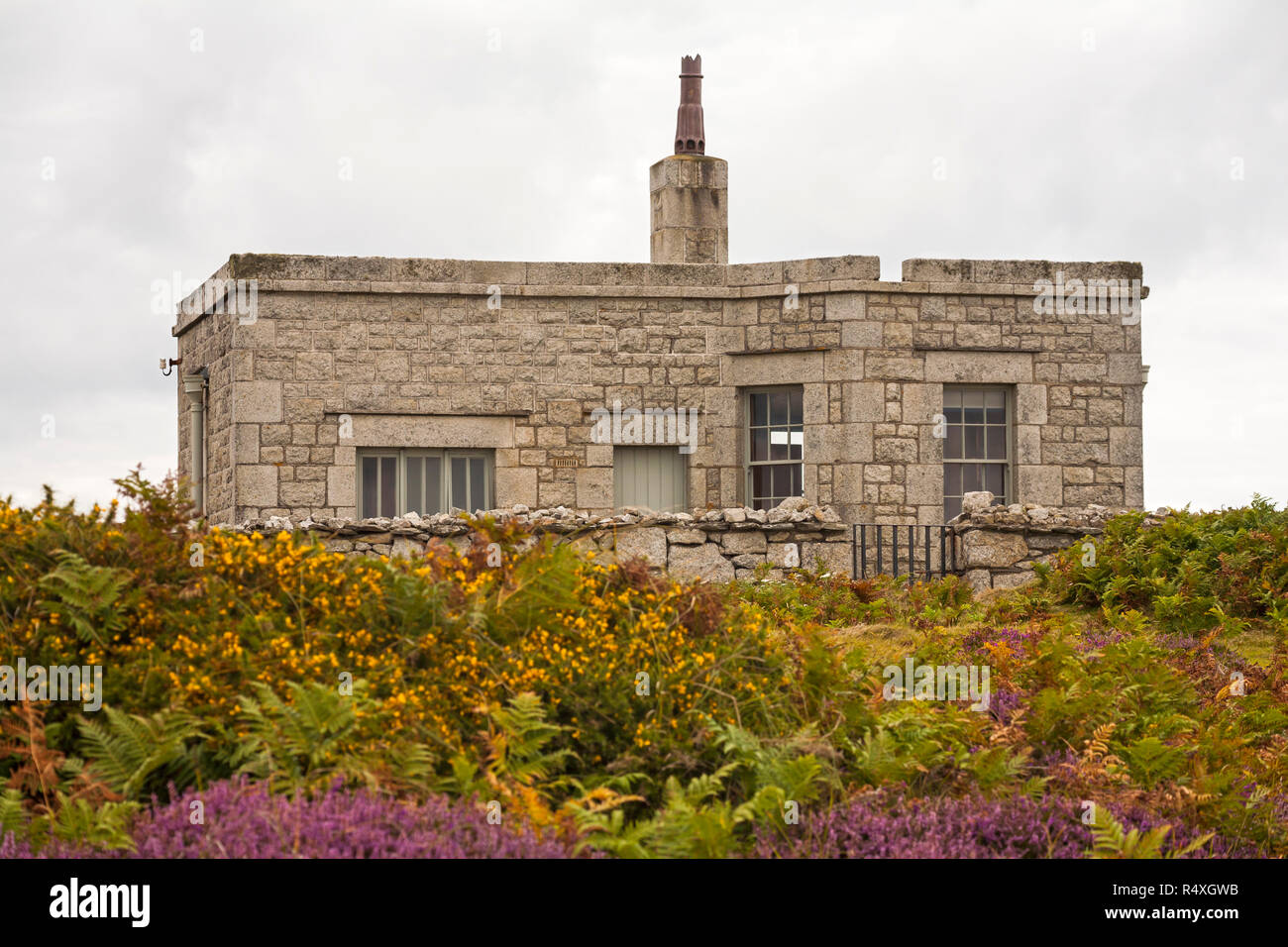 Tibbetts, precedentemente Admiralty Lookout post, con erica e bracken su Lundy Island, Devon, Inghilterra Regno Unito nel mese di agosto Foto Stock