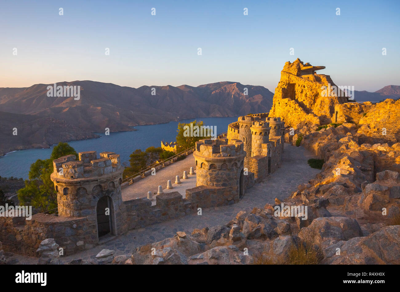 Patrimonio vuoto insolito luogo famoso Castillitos batteria, antico punto di riferimento sulla costa del Mar Mediterraneo, fortificazione, muro fortificato della città di Cartagena, Murcia. Scenario idilliaco e montagne. Spagna Foto Stock