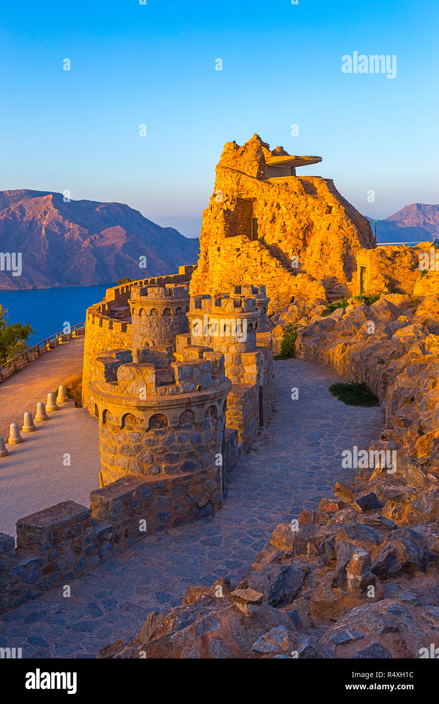Patrimonio vuoto insolito luogo famoso Castillitos batteria, antico punto di riferimento sulla costa del Mar Mediterraneo, fortificazione, muro fortificato della città di Cartagena, Murcia. Scenario idilliaco e montagne. Spagna Foto Stock