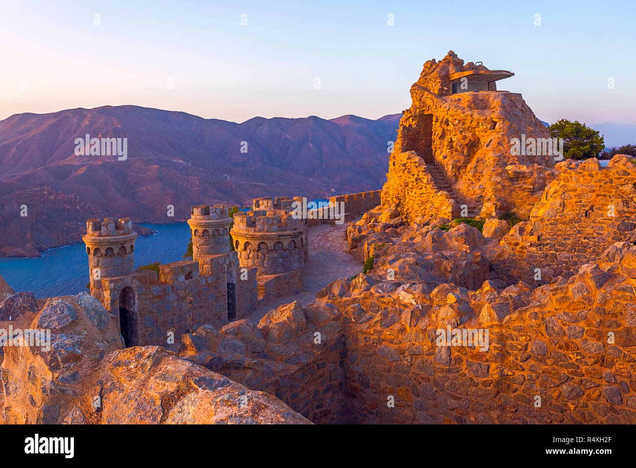 Patrimonio vuoto insolito luogo famoso Castillitos batteria, antico punto di riferimento sulla costa del Mar Mediterraneo, fortificazione, muro fortificato della città di Cartagena, Murcia. Scenario idilliaco e montagne. Spagna Foto Stock
