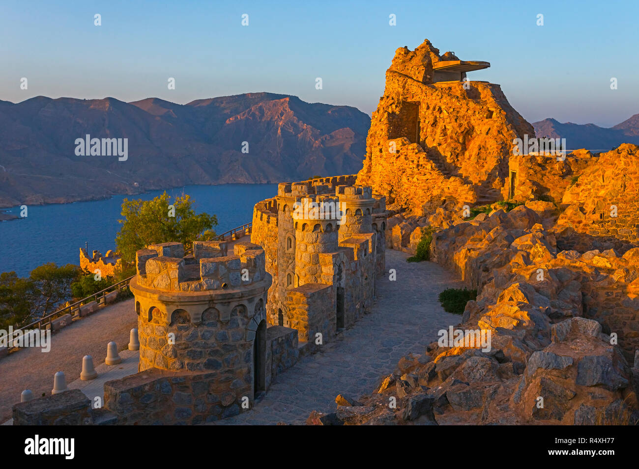 Patrimonio vuoto insolito luogo famoso Castillitos batteria, antico punto di riferimento sulla costa del Mar Mediterraneo, fortificazione, muro fortificato della città di Cartagena, Murcia. Scenario idilliaco e montagne. Spagna Foto Stock