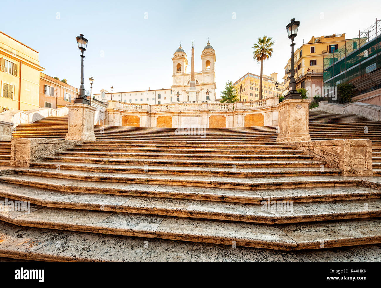 Nessuno intorno e vuoto di turisti la parte superiore della scalinata di Piazza di Spagna e la chiesa di Trinità dei Monti. Foto Stock