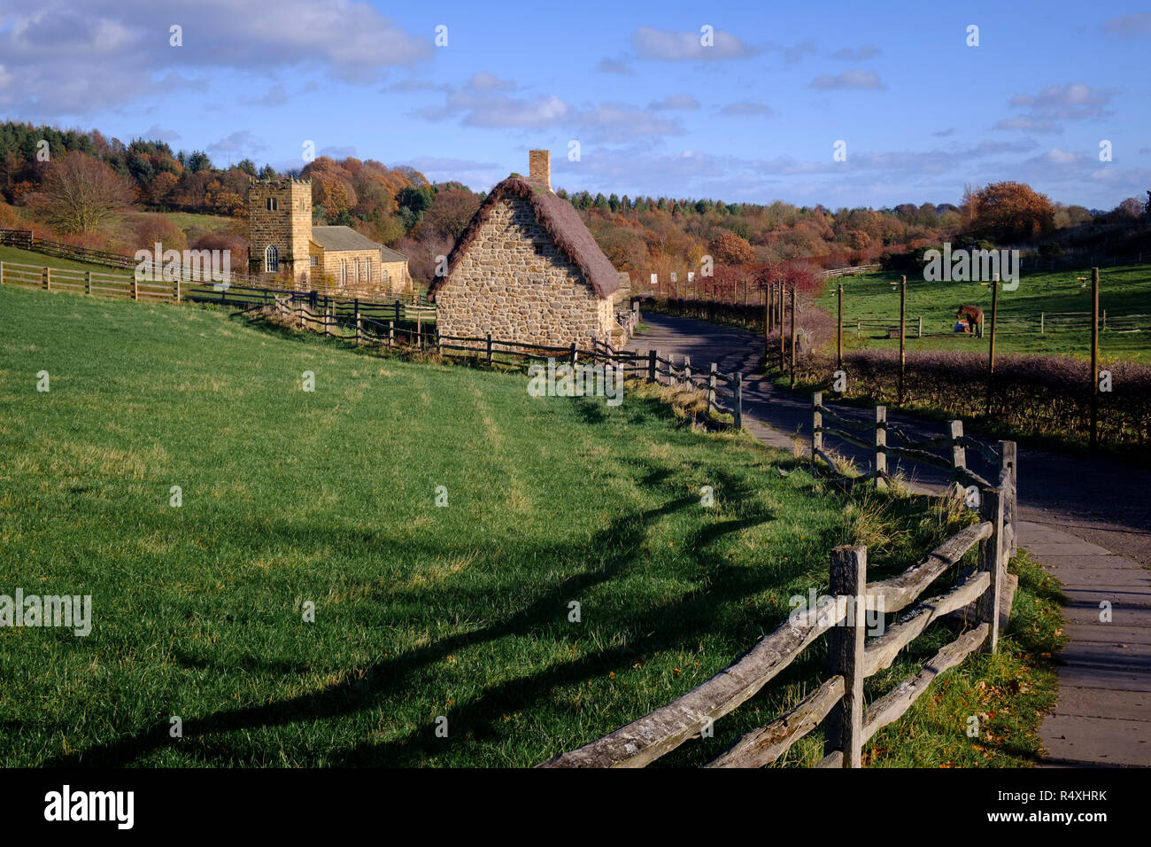 Vicolo del paese nella tradizionale campagna inglese come ricreato a Beamish Open Air Museum Foto Stock