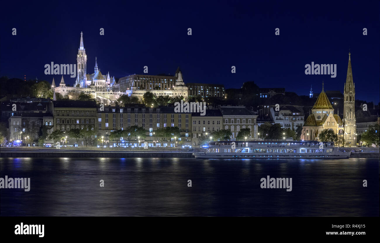 Budapest e il Danubio di notte la chiesa di Matthias nella vecchia Buda è visto sullo skyline Foto Stock