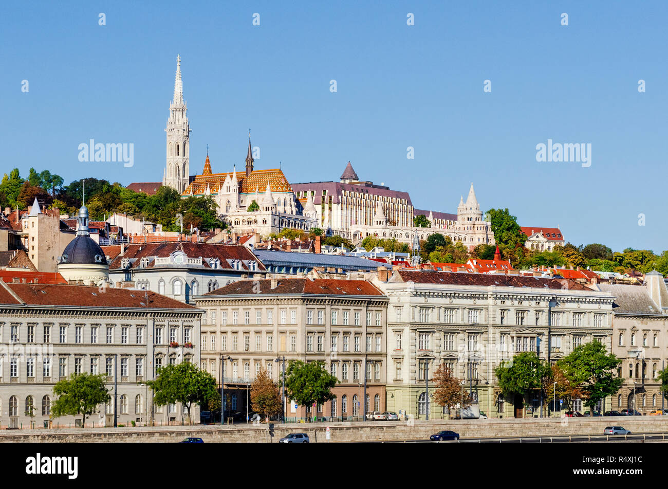 Budapest Ungheria - La Chiesa di San Mattia nella vecchia parte di Buda della città è visto sullo skyline Foto Stock