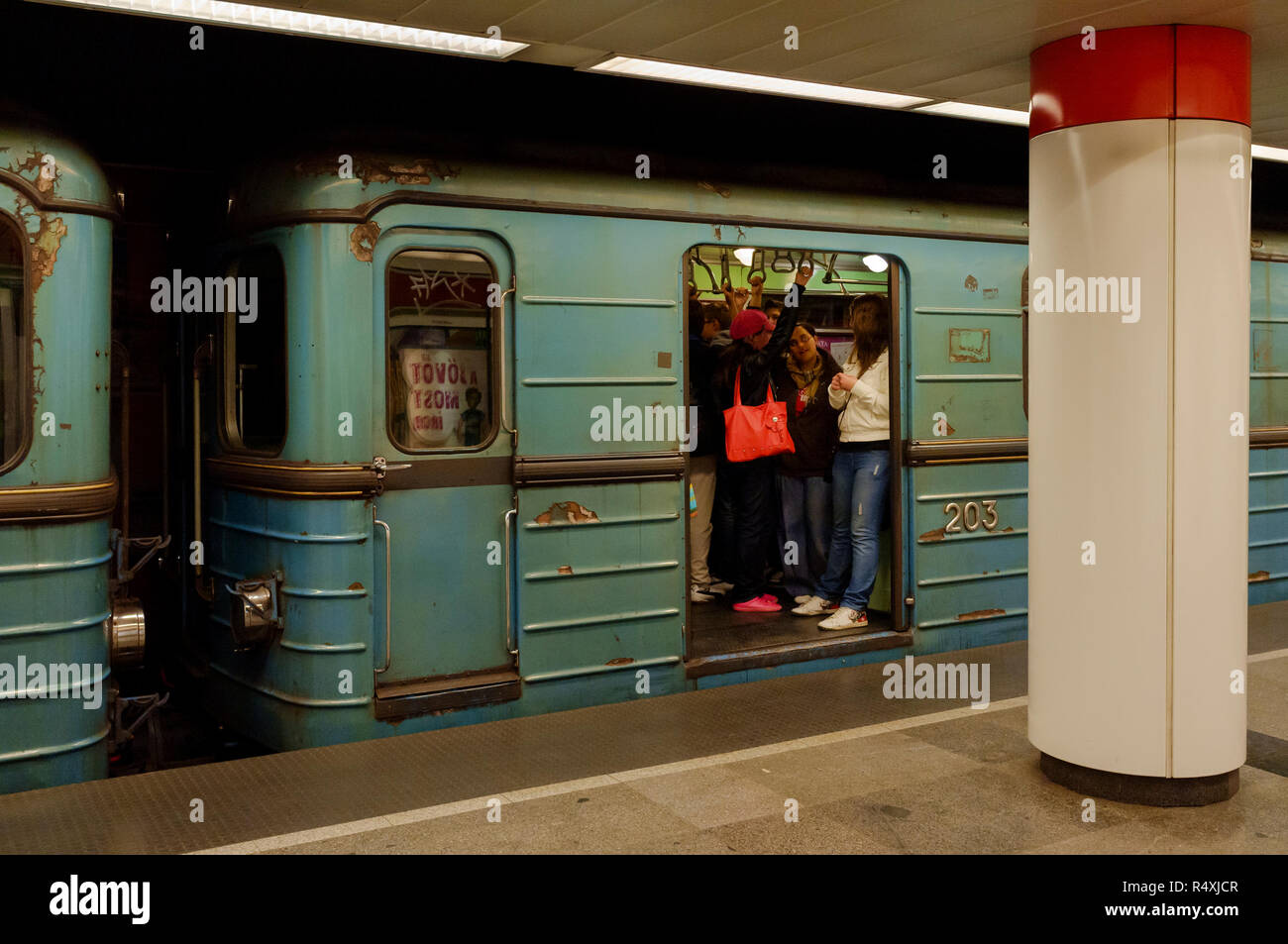 I viaggiatori in treno a Budapest metropolitana passeggeri ad aprire lo sportello del carrello della metropolitana Foto Stock