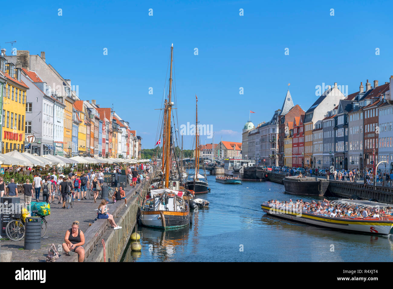 Nyhavn, Copenaghen. Affollato lungomare lungo il canale di Nyhavn, Copenhagen, Danimarca Foto Stock