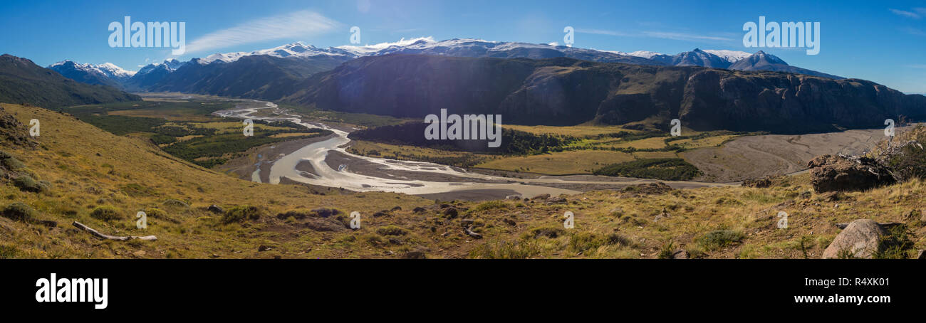 La via verso il monte Fitz Roy. Vista di Las Vueltas River, El Chalten. Valle e le montagne. Santa Cruz provincia. Ande. Parco nazionale Los Glaciares. Arg Foto Stock
