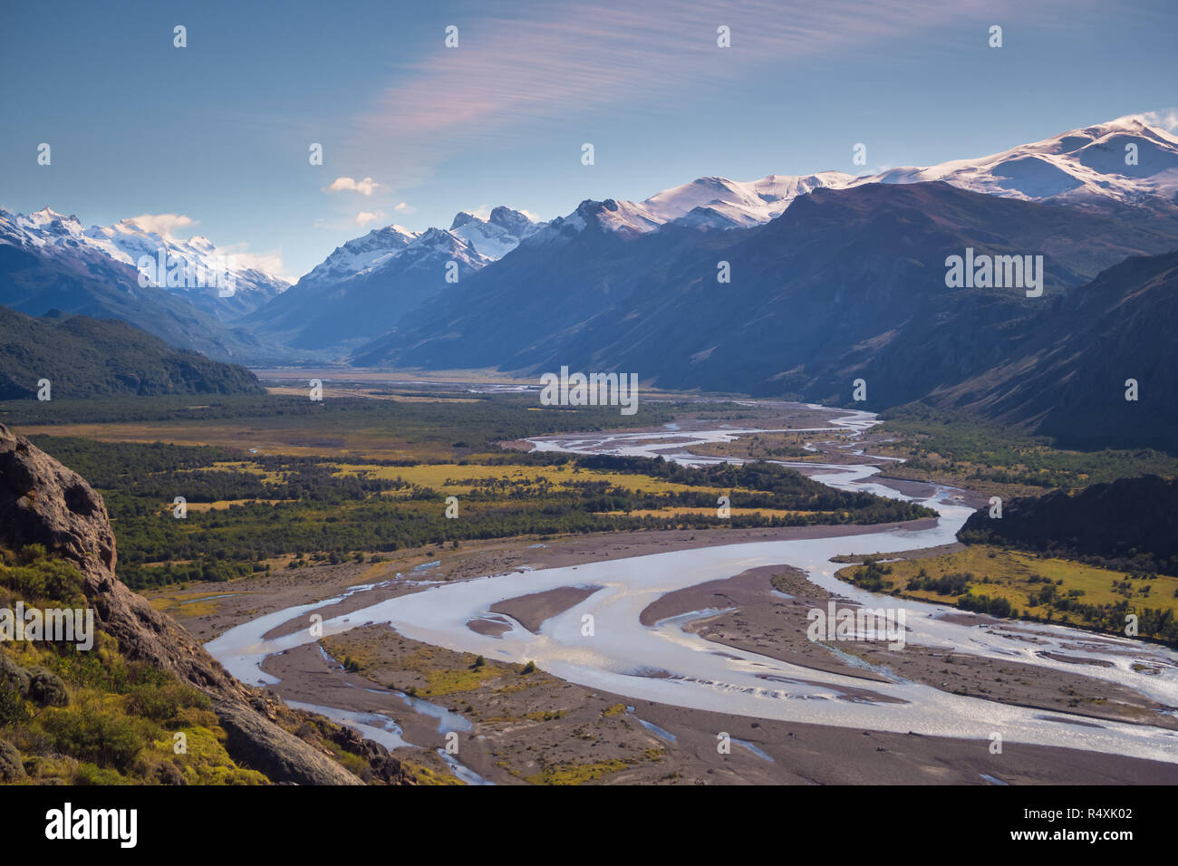La via verso il monte Fitz Roy. Vista di Las Vueltas River, El Chalten. Valle e le montagne. Santa Cruz provincia. Ande. Parco nazionale Los Glaciares. Arg Foto Stock