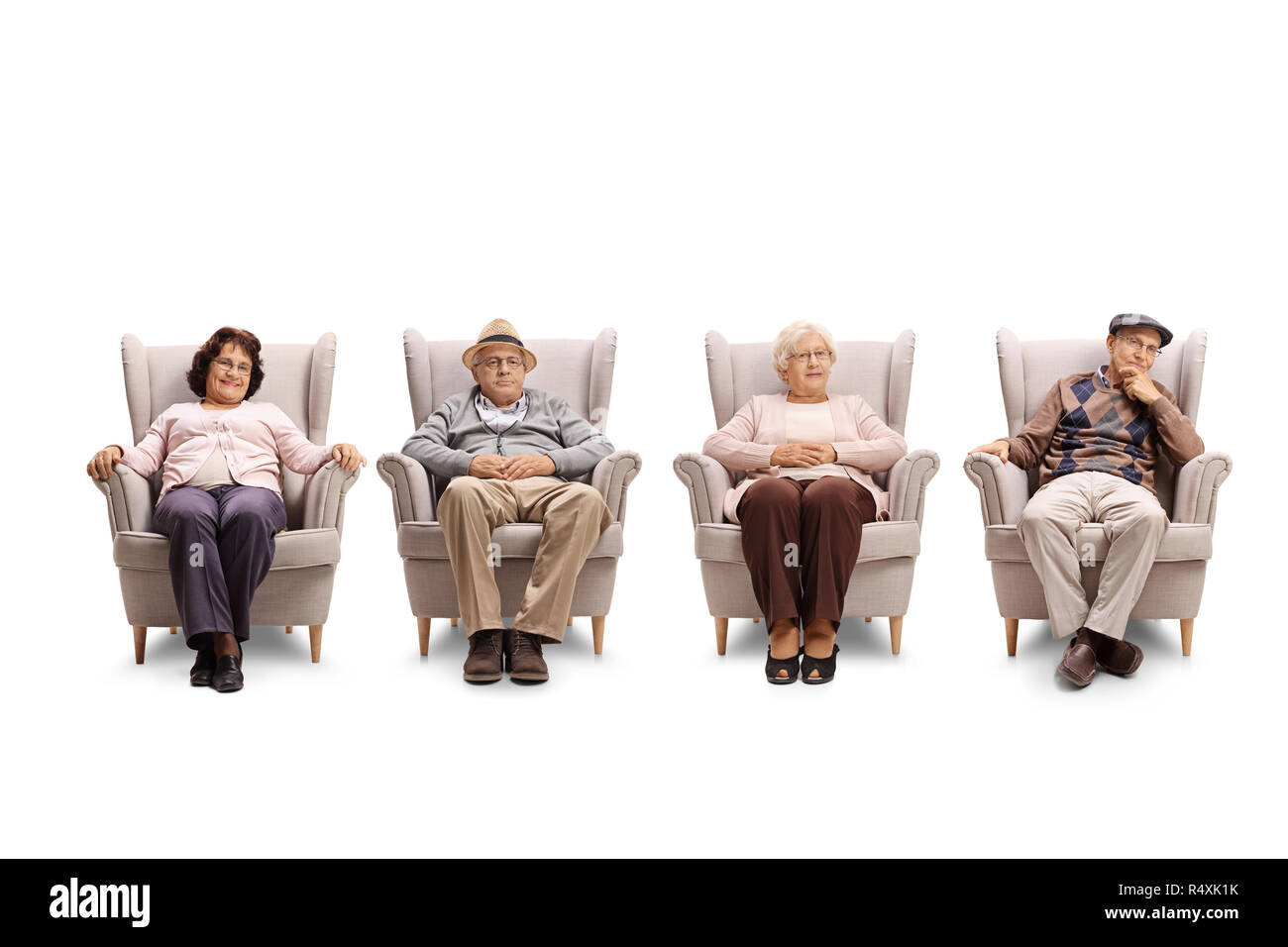 Donne e uomini anziani seduti in poltrona e guardando la telecamera isolata su sfondo bianco Foto Stock
