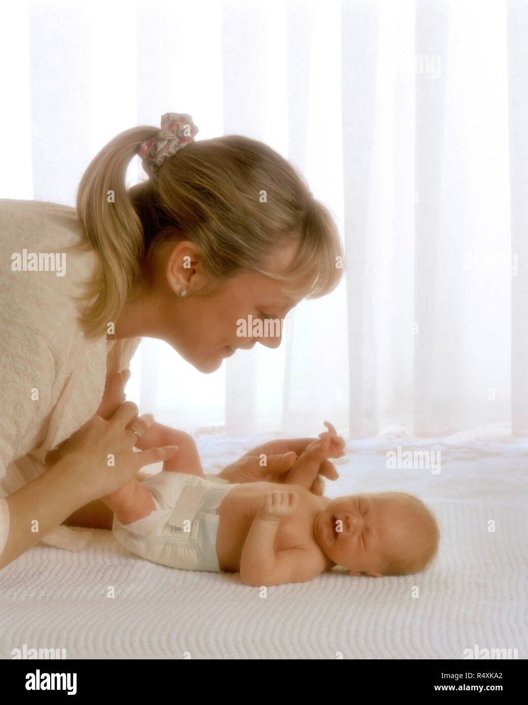 Madre con bambino neonato. Foto Stock
