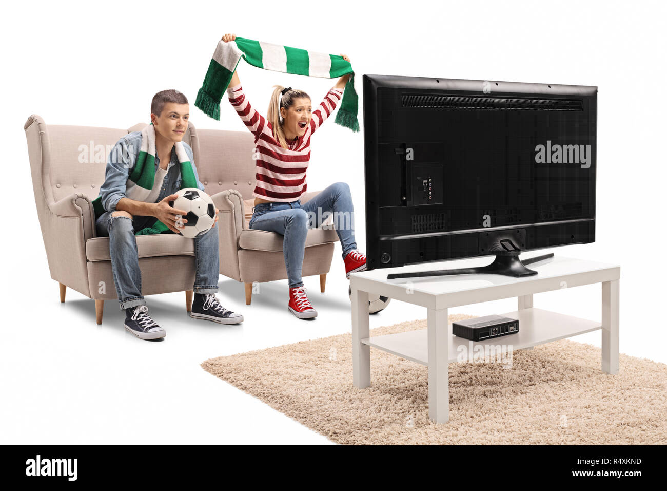 Maschio e femmina gli appassionati di calcio a guardare una partita isolata su sfondo bianco Foto Stock
