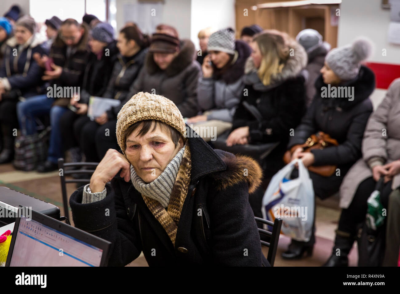 I rifugiati sono registrate nel porto di scalo in Kharkiv. Volenteers organizzare la cura dei rifugiati in arrivo dall'area separatista in Ucraina orientale e fornire per la sistemazione e la cura dei rifugiati. Foto Stock