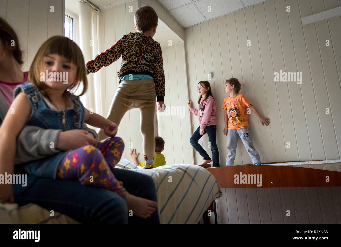 Giocando i bambini rifugiati nel loro alloggio in Kharkiv. Volenteers organizzare la cura dei rifugiati in arrivo dall'area separatista in Ucraina orientale e fornire per la sistemazione e la cura dei rifugiati. Foto Stock