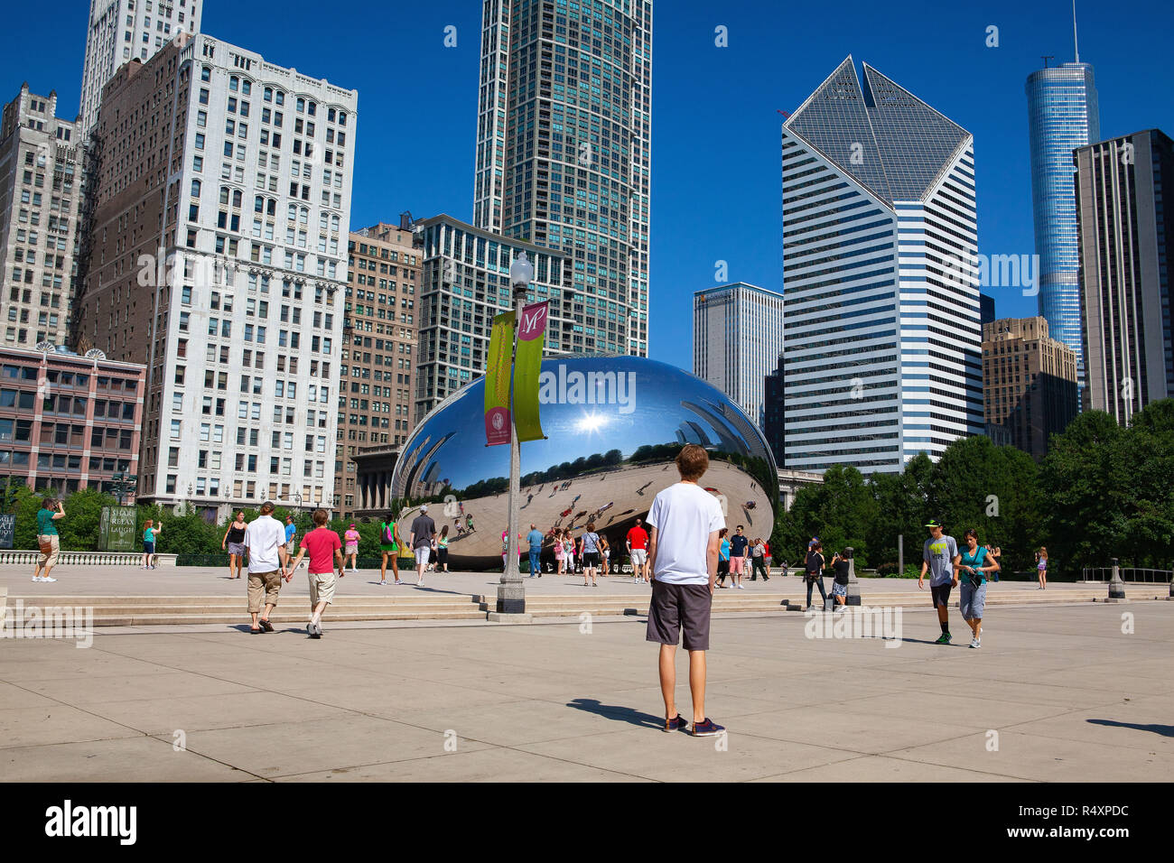 Chicago, Illinois, Stati Uniti d'America - Luglio 12, 2013: Cloud Gate è un ente pubblico di scultura di Indiano-nato artista britannico Sir Anish Kapoor, che è il fulcro di A Foto Stock