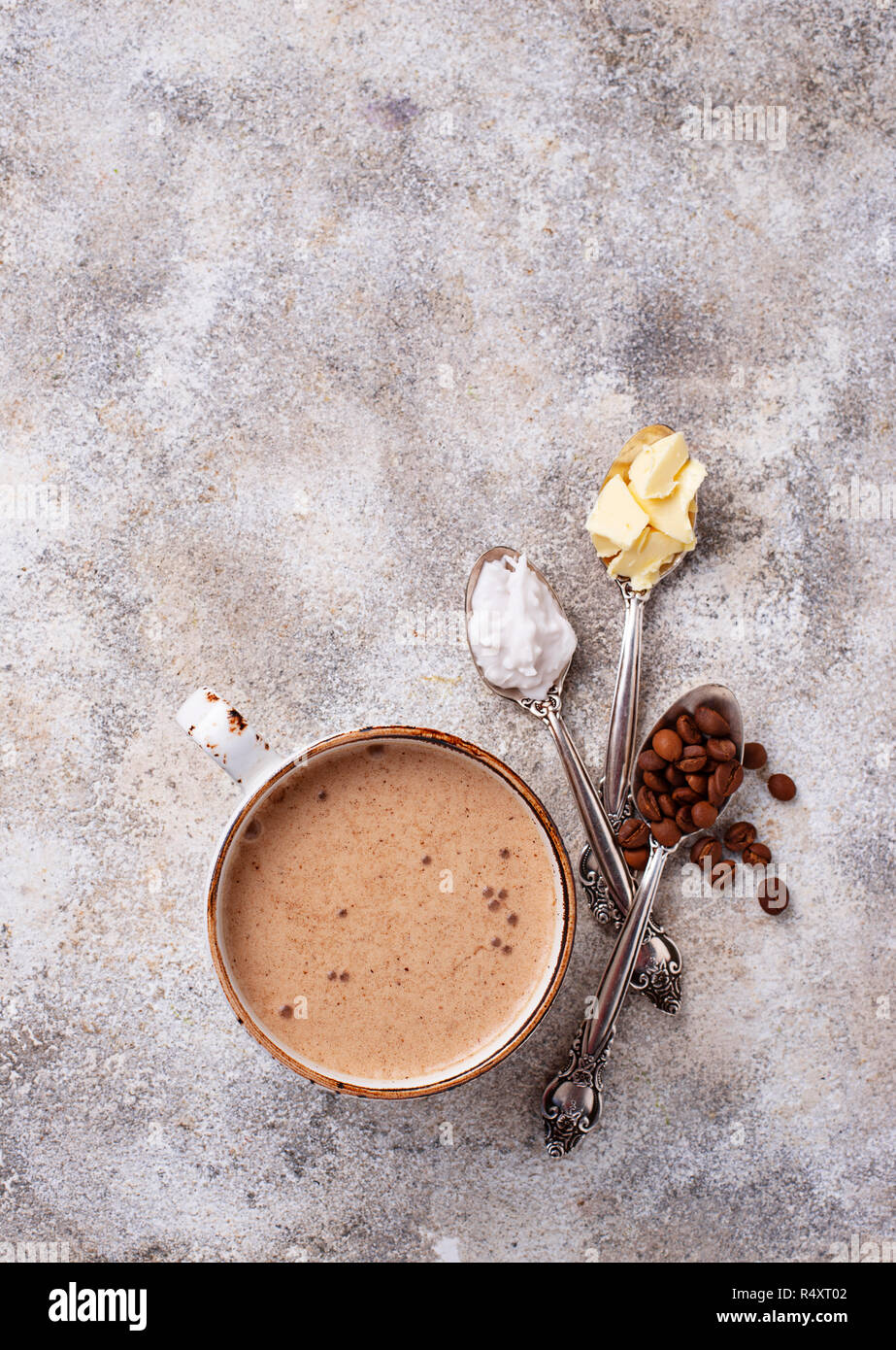 Bulletproof caffè con olio di noce di cocco e il burro. Ketogenic low carb drink Foto Stock