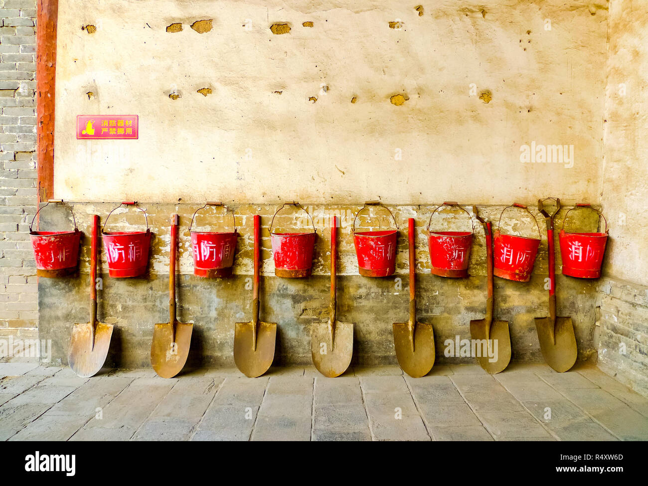 Estintore su un muro nella casa pubblica marocchina Foto stock - Alamy