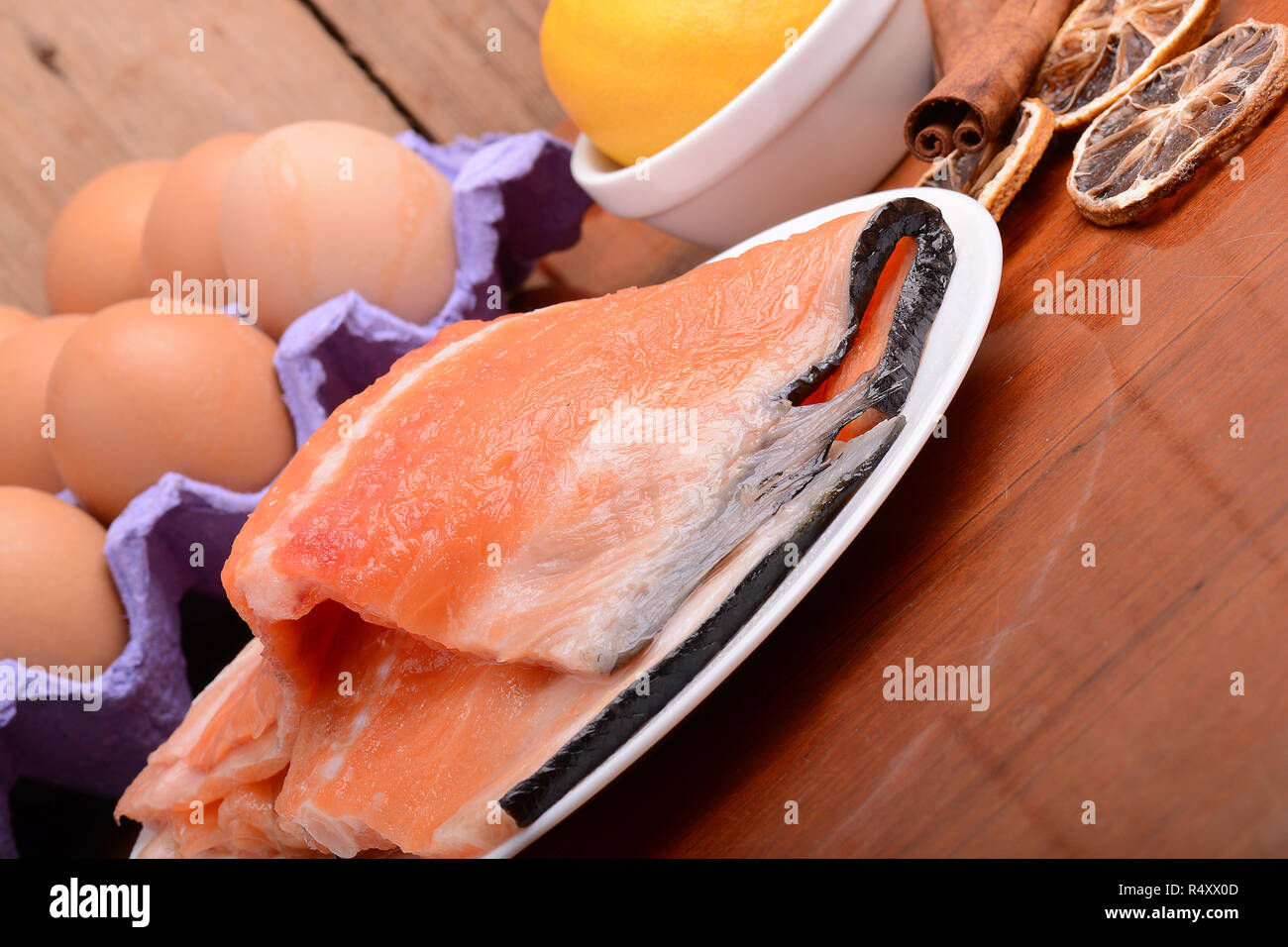 Di filetto di salmone fresco vicino fino sulla piastra bianca. uova, cannella e limone Foto Stock