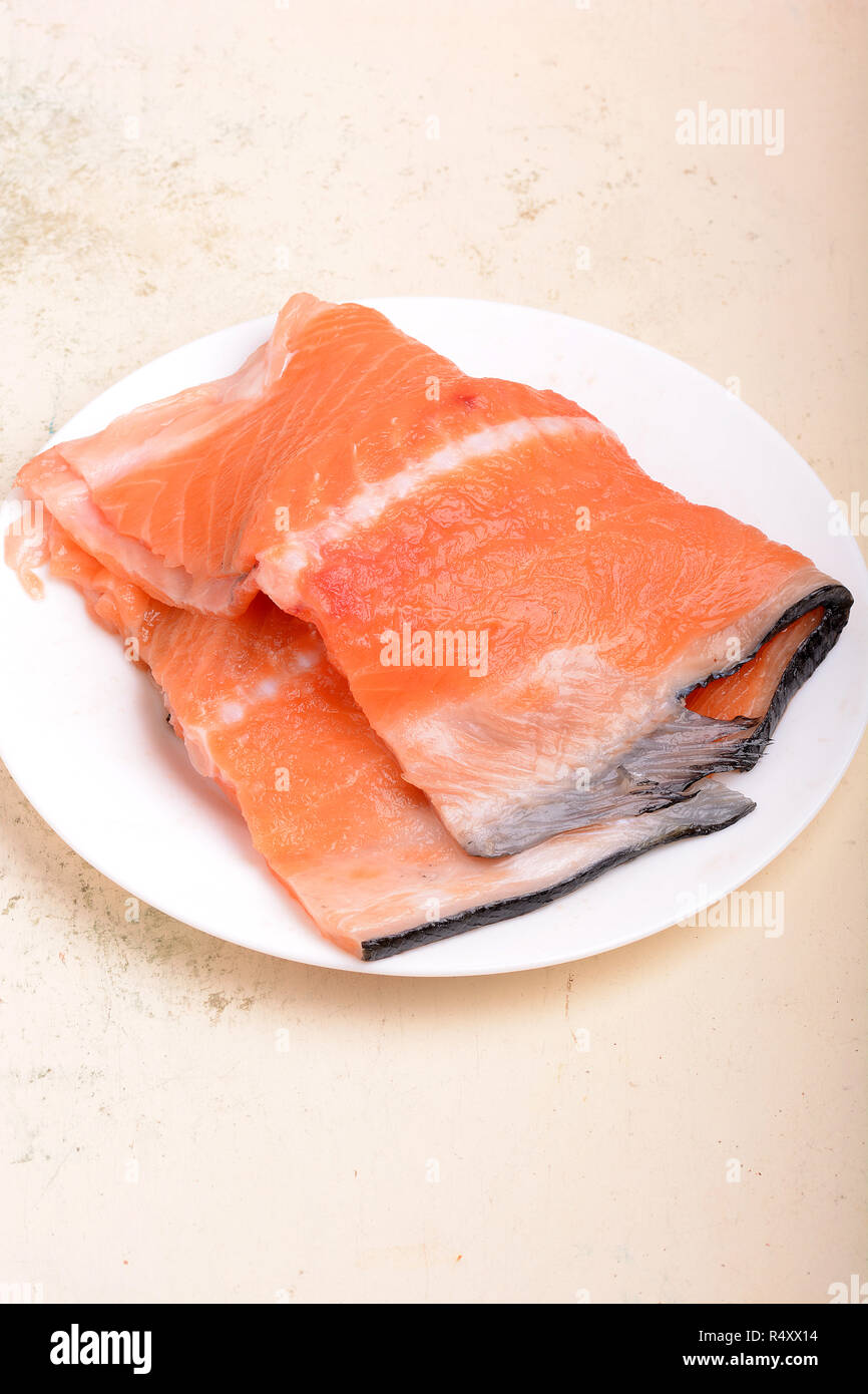 Di filetto di salmone fresco vicino fino sulla piastra bianca Foto Stock