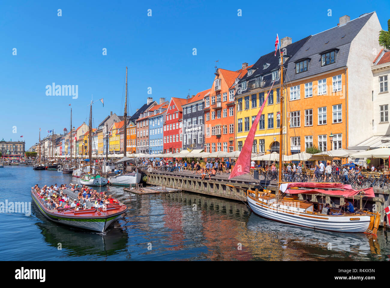 Nyhavn, Copenaghen. Canal tour in barca sul Nyhavn canal, Copenhagen, Danimarca Foto Stock