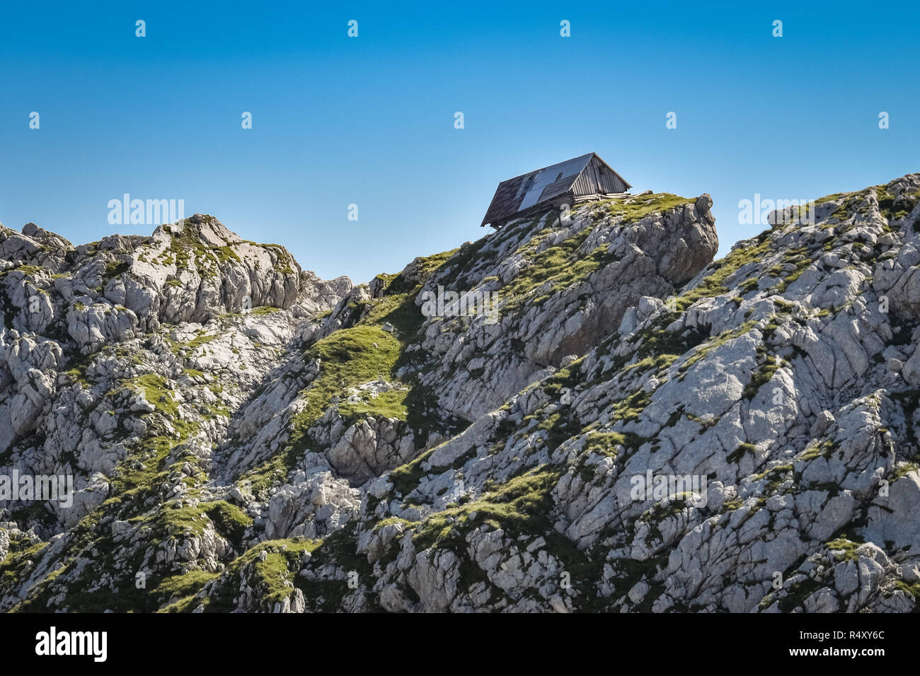Il vecchio fienile di pecora su rocce calcaree nelle Alpi Giulie, Slovenia Foto Stock