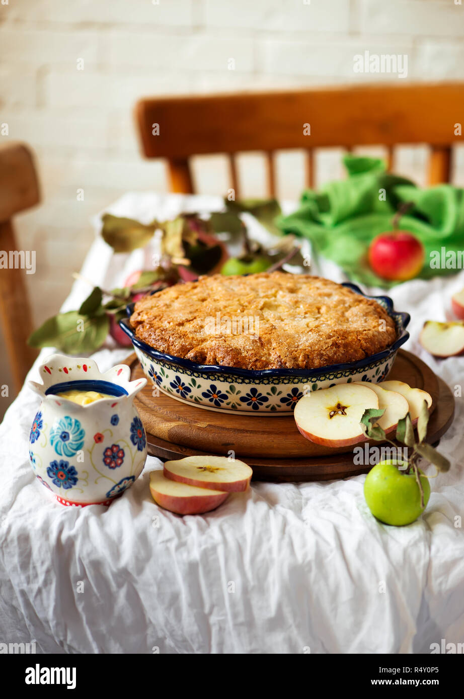 Irlandese torta di mele con crema pasticcera. Rustica foto.Il fuoco selettivo Foto Stock