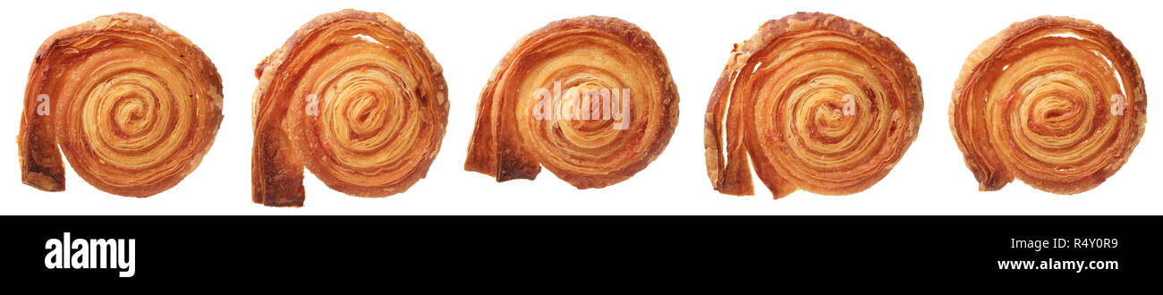 Cibo: gruppo di pasta sfoglia i cookie, disposti in una fila, isolato su bianco Foto Stock