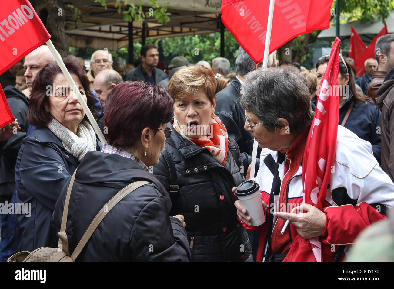 Onorevoli visto di parlarsi durante lo sciopero. La Confederazione generale dei lavoratori di Grecia (GSEE), in Grecia la più grande ombrello organizzazione sindacale in rappresentanza del settore privato, dei lavoratori chiamati per una 24-ora a livello nazionale sciopero generale impegnative per un aumento dei salari e di ripristinare gli accordi salariali collettivi. Foto Stock