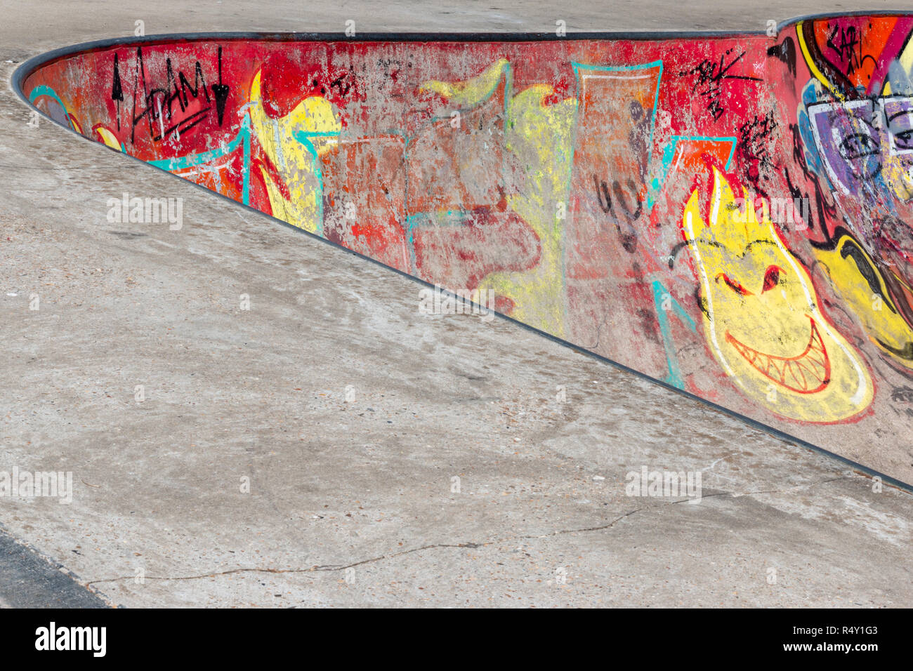 Graffiti su una sezione di una struttura di pattino la ciotola nel Regno Unito Foto Stock