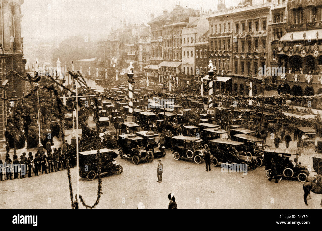 1911 Incoronazione celebrazioni - Incoronazione del Re Giorgio V e la regina Mary . Un Ingorgo in Parlamento Street London Foto Stock