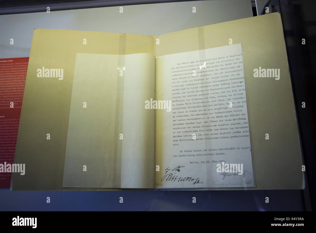 Hácha Hitler protocollo firmato a Berlino il 15 marzo 1939 in mostra alla fiera Czech-Slovak (Česko-slovenská výstava) nel Museo Nazionale (Národní muzeum) a Praga, Repubblica Ceca. Il documento firmato dal presidente della Cecoslovacchia Emil Hácha e il ministro degli Esteri della Cecoslovacchia František Chvalkovský porre il territorio e popolazione di Boemia e Moravia sotto la protezione del Reich Tedesco e garantire che l'occupazione del territorio ceco non potrebbe essere contrastata da gente locale e militare. A nome della Germania, il protocollo è stato firmato dal ministe Foto Stock