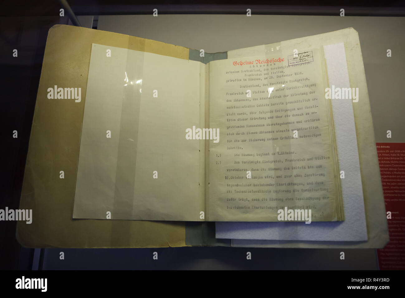 Accordo di Monaco di Baviera (Münchner Abkommen) firmato il 29 settembre 1938 in mostra alla fiera Czech-Slovak (Česko-slovenská výstava) nel Museo Nazionale (Národní muzeum) a Praga, Repubblica Ceca. Il documento firmato a Monaco di Baviera per i rappresentanti della Germania (Adolf Hitler), Italia (Benito Mussolini), Francia (Édouard Daladier) e Gran Bretagna (Neville Chamberlain) contiene un accordo tra questi poteri permettendo l'annessione dei confini della Cecoslovacchia dalla Germania. La Cecoslovacchia non è stato invitato a negoziare o firmare questo accordo. L' originale del documento è presentato Foto Stock