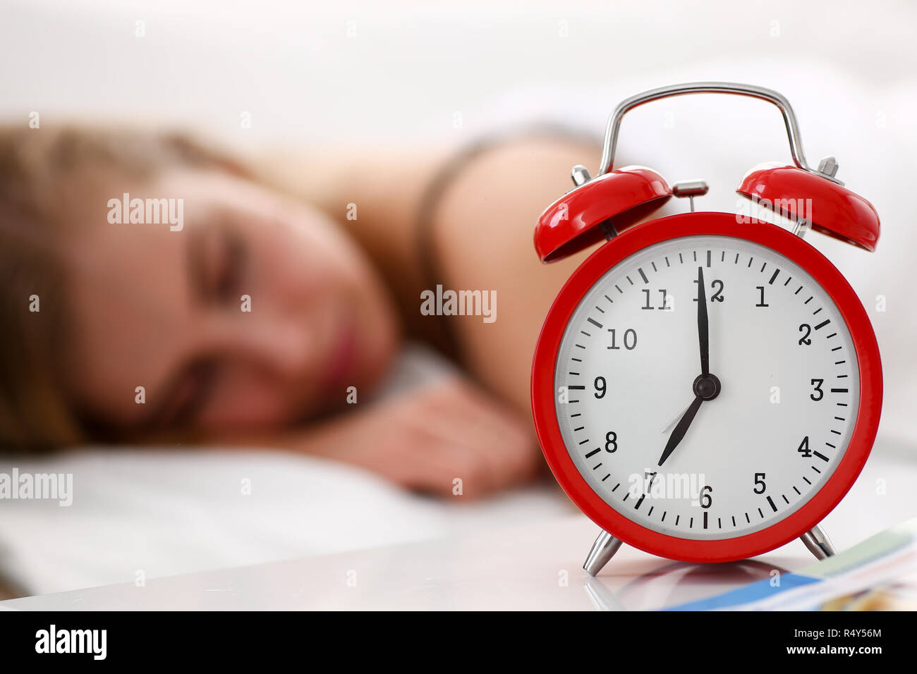 Giovane bella donna dormire bene al mattino sveglia Foto Stock