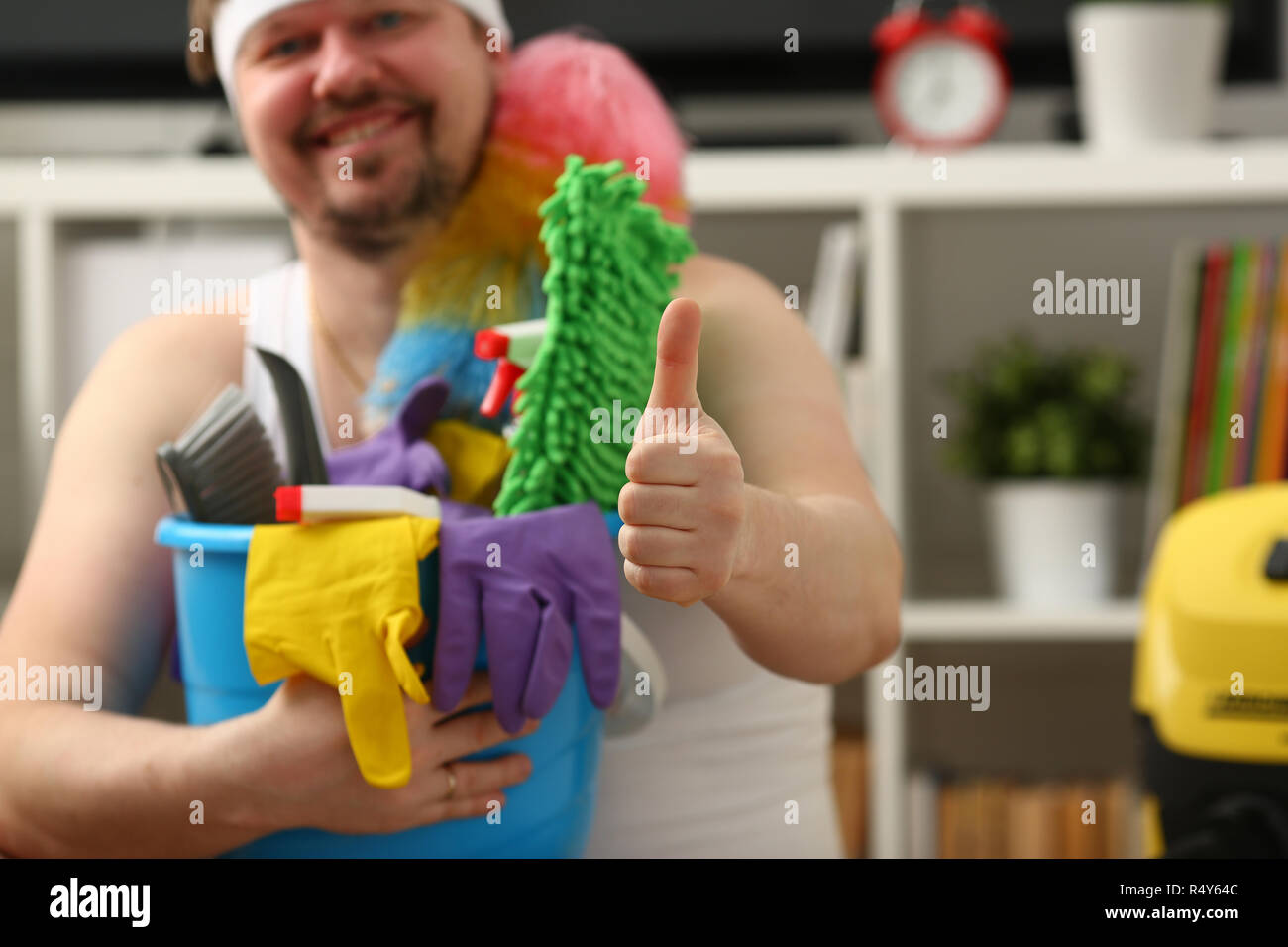 L'uomo è stato lasciato da solo a casa sorridenti Foto Stock